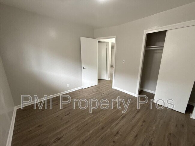 Building Photo - 7701 W Hampton Ave