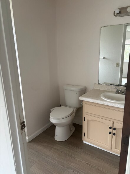 Building Photo - 1905 Roth Ct