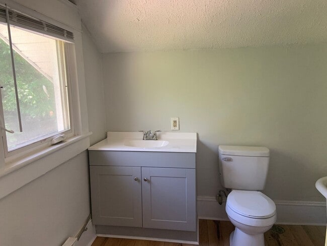 Building Photo - Renovated 3 Bedroom