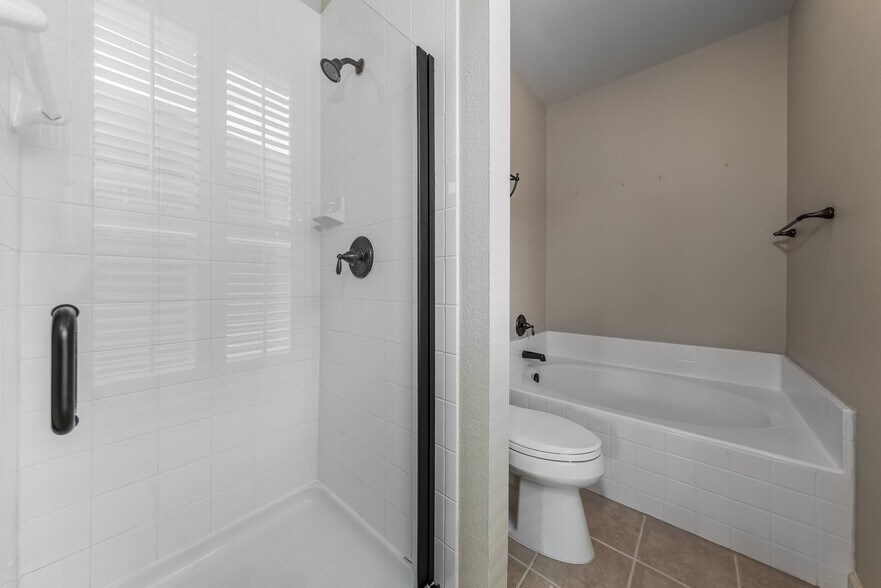 Building Photo - 5708 Sapphire Pool Trl