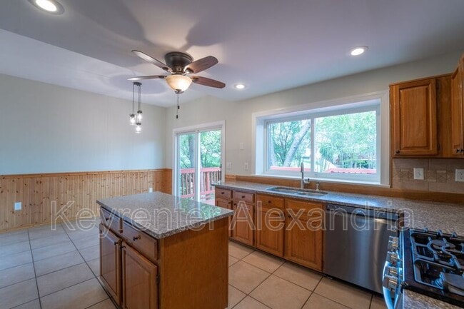 Building Photo - 13183 Oak Farm Dr