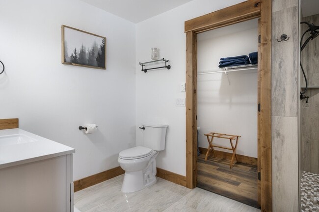 Building Photo - Avail Sept 14th thru May 31st.  Fully furnished w/ internet & utilities included