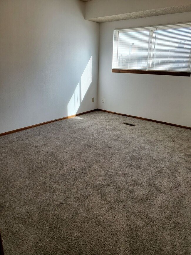 Building Photo - Townhome Style Living!