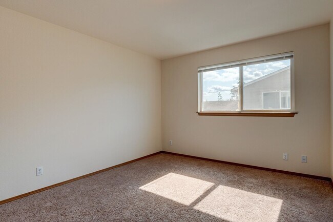 Building Photo - 1245-1431 NW Falls Creek Lp
