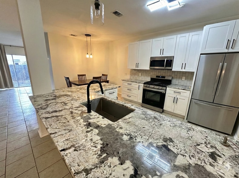 Kitchen (fridge not included) - 13215 Regency