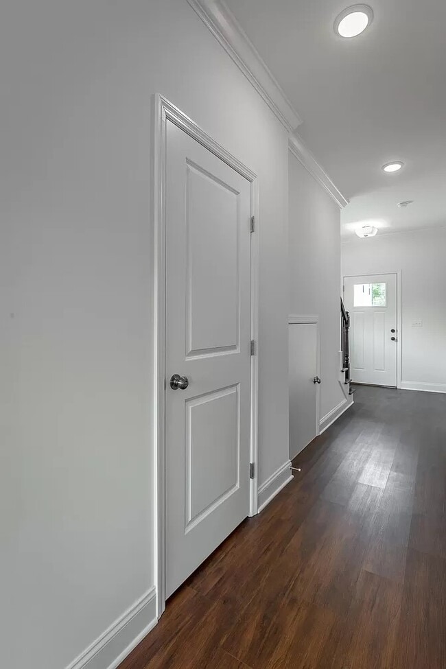 Building Photo - 5558 Stream Ln