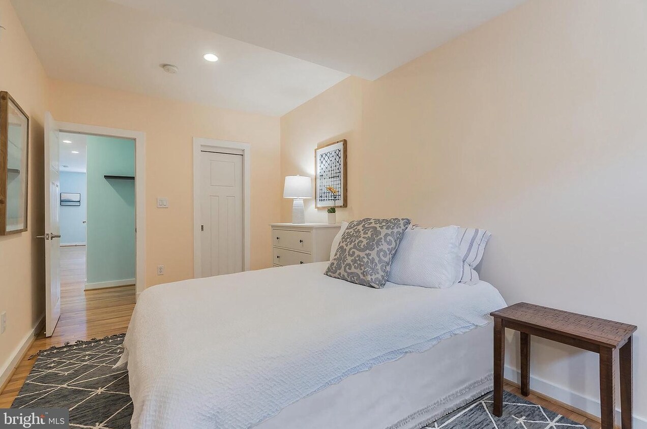 Building Photo - 302 Todd Pl NE