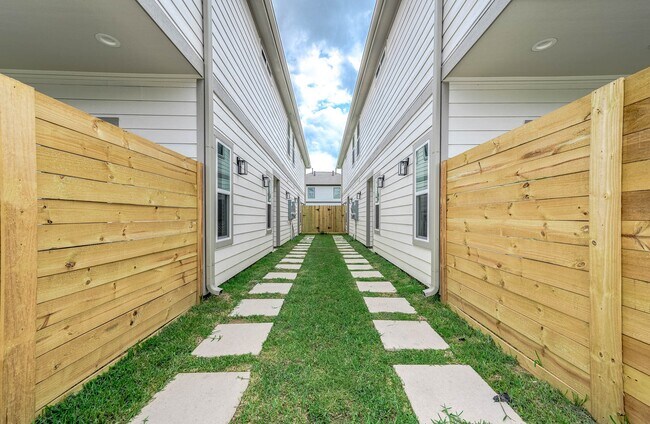 Building Photo - 783 Fortune St