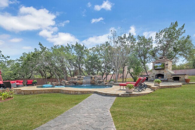 Building Photo - 1025 Parkview Dr