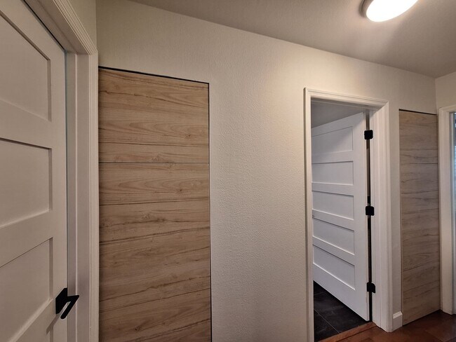 Building Photo - Designer-Remodeled Gem in Ashington Park |...