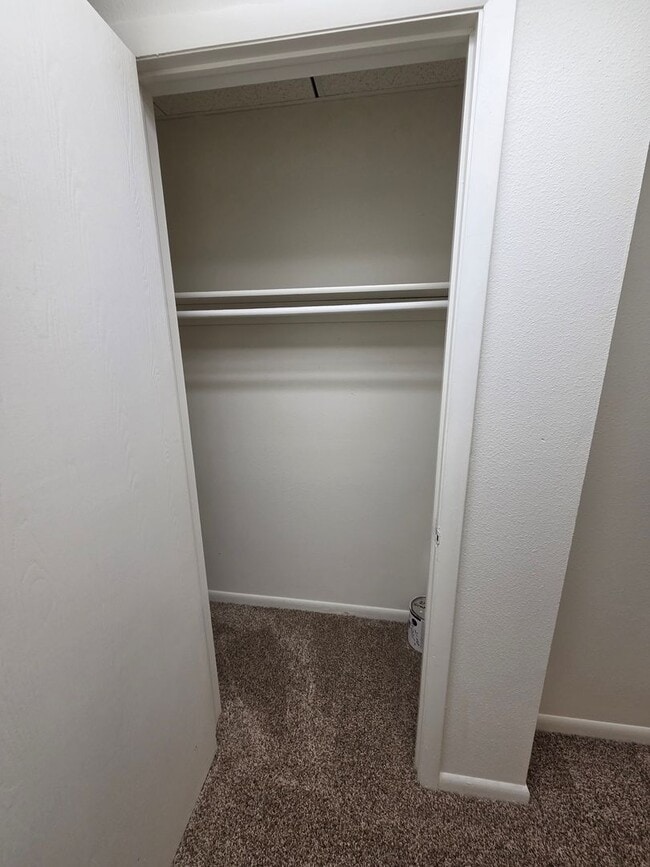 Building Photo - 2 Bed Apartment in the Heart of Golden!