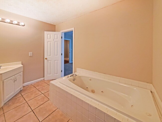 Building Photo - Beautifully Updated 4-Bedroom Home Near Mo...