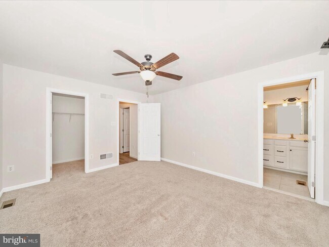 Building Photo - THREE LEVEL TOWN HOUSE IN KELLERTON