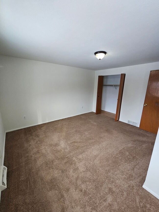 Building Photo - 3 Bedroom For Rent in Seven Hills