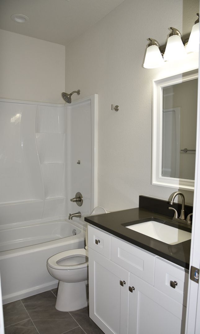 Building Photo - 3 bedroom 2 bath. Duplex Built in 2023