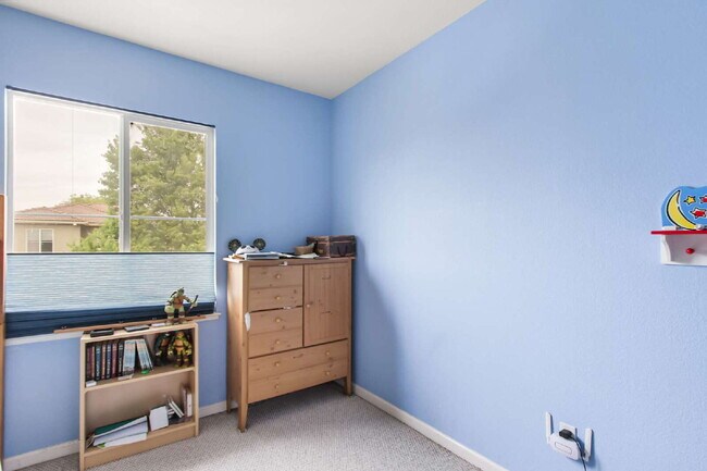 Building Photo - Short term room for rent