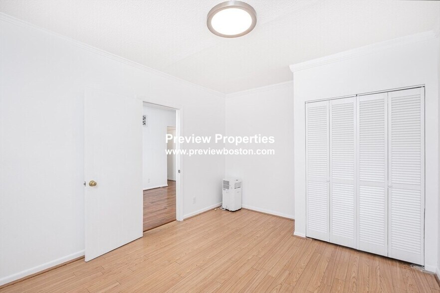 Building Photo - 248 Kelton St