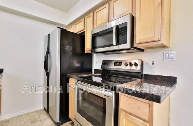 Building Photo - 2121 W Royal Palm Rd