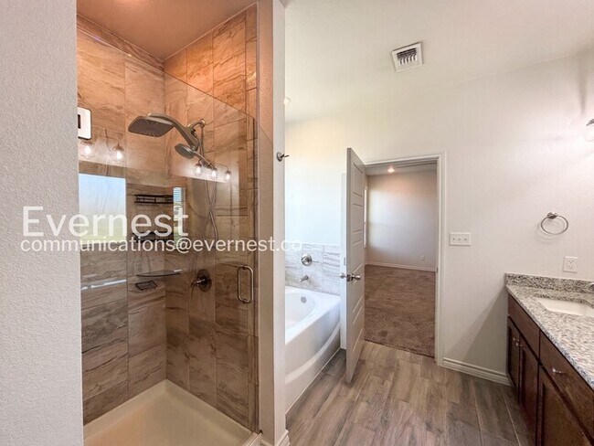 Building Photo - 842 Freedom Cir