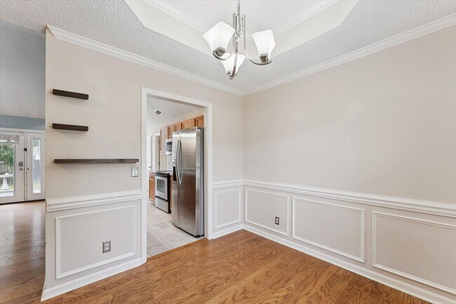 Building Photo - MOVE-IN READY! (Pet Friendly)