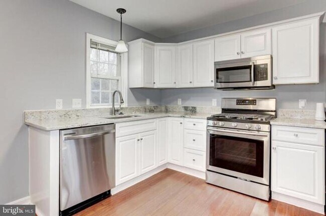 Building Photo - Spacious single family home with full basement