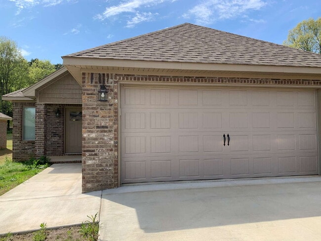 Building Photo - Charming 3-Bedroom Home with 2 Full Baths ...