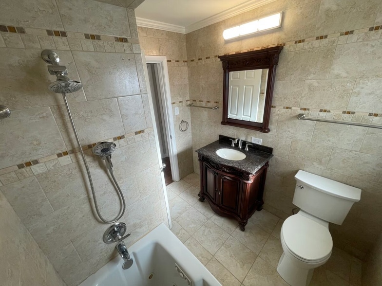 Building Photo - 733 Campbell Ave