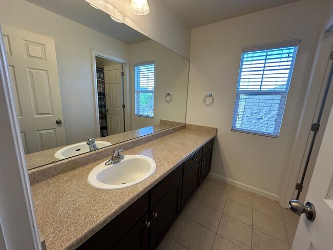 Building Photo - Beautiful 5-bedroom House in the Saddle Rock Area