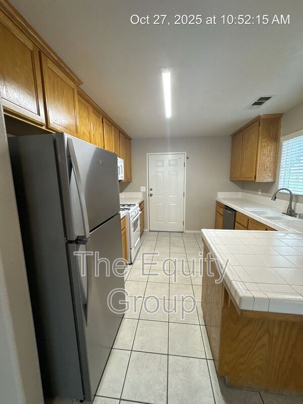 Building Photo - 2752 W Oriole Ave