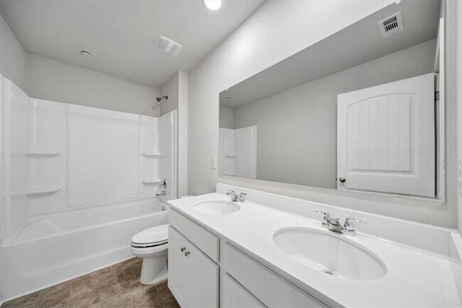 Building Photo - 167 Fernbrook Trl