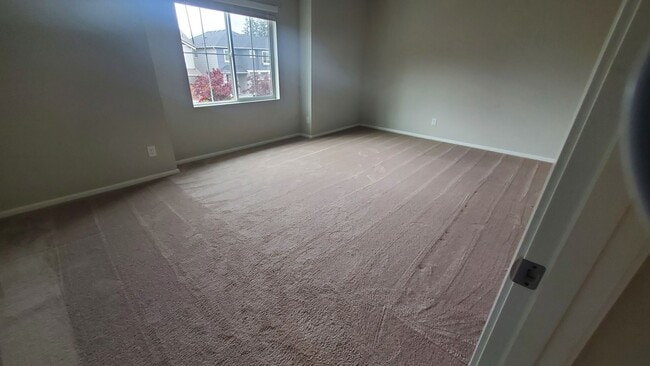 Building Photo - Beautiful Newer Puyallup Home You Will Not...