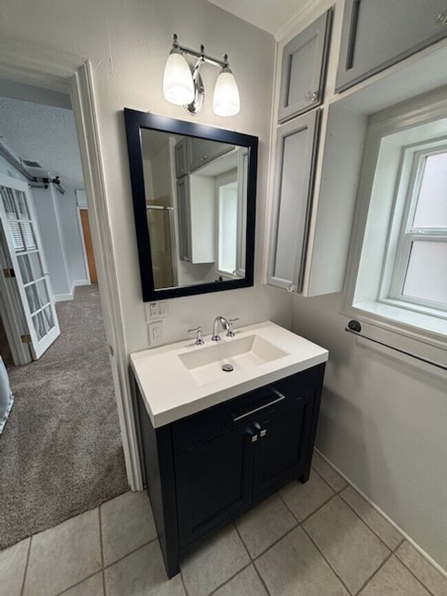 Building Photo - 2 Bedroom 1 Bath Apt in Newberg