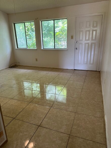 Building Photo - 1513 Lavendale Ln