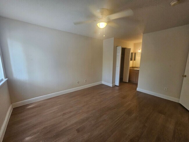 Building Photo - 2/2 Condo in Village Creek all REDONE!!