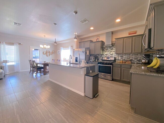 Building Photo - East El Paso 3 bed Refirg A/C