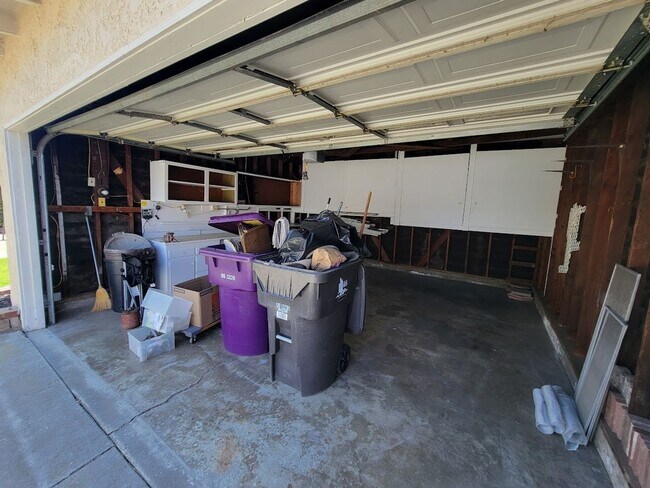 Building Photo - SPACIOUS 3BD/2BA WITH GARAGE, LAUNDRY AND ...