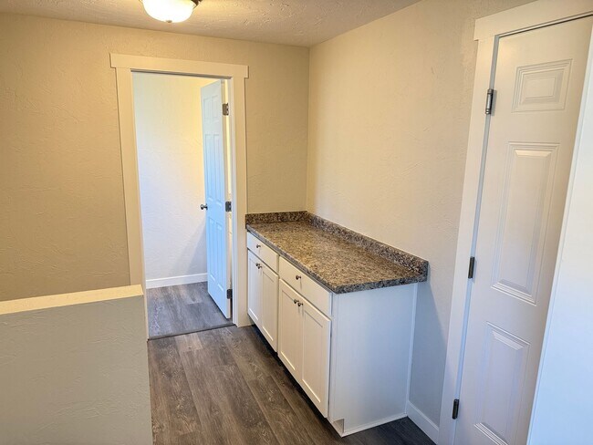 Building Photo - New 2 bed 1 1/2 bath duplex in Springfield!