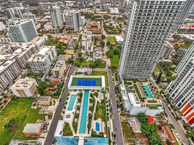 Building Photo - 700 NE 26th Terrace