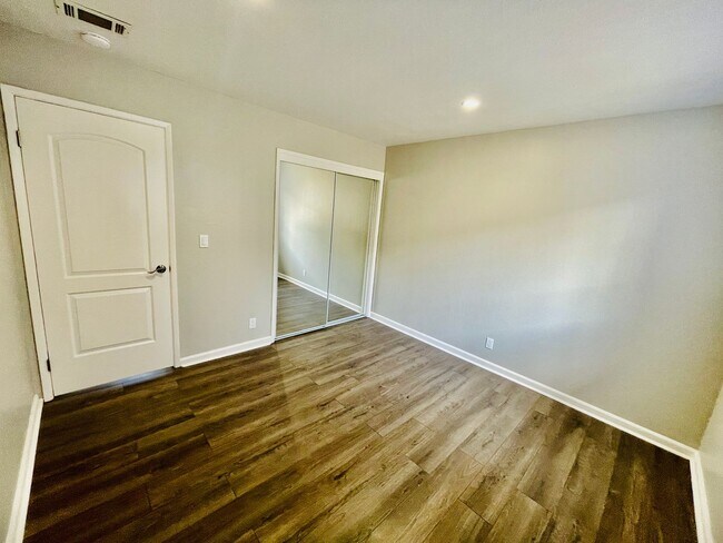 Building Photo - 640 Pinewood Dr