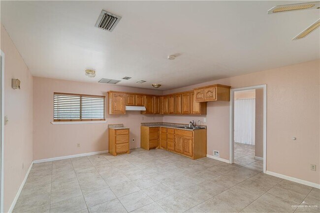 Building Photo - 17 Village Square