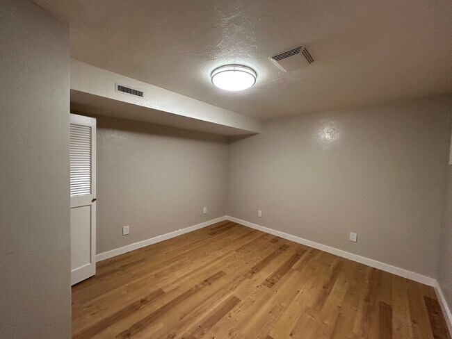 Building Photo - 4 Bedroom 3.5 Bathroom Townhome in Provo!