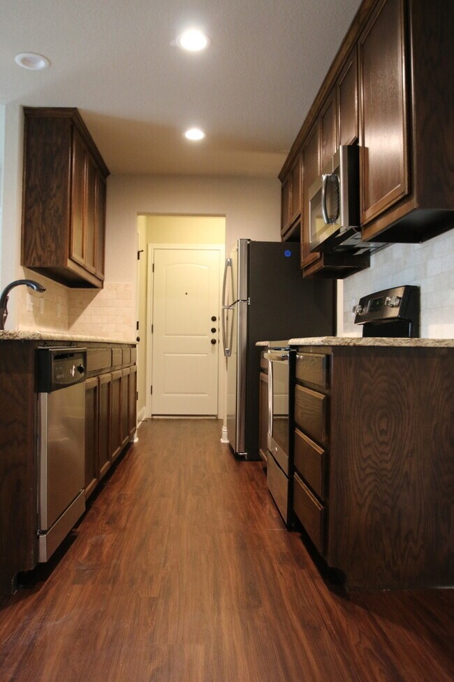 Building Photo - Move In Ready | 3BR/2BA West Fort Worth Home Near I-30, Camp Bowie & Lockheed Martin — Pets Welcome