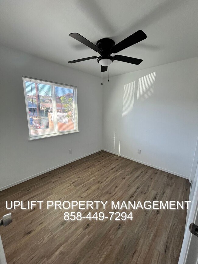 Building Photo - 3-Bedroom, 2-Bathroom w/ Garage and Large ...
