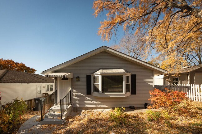 Building Photo - Recently-renovated home perfect for family