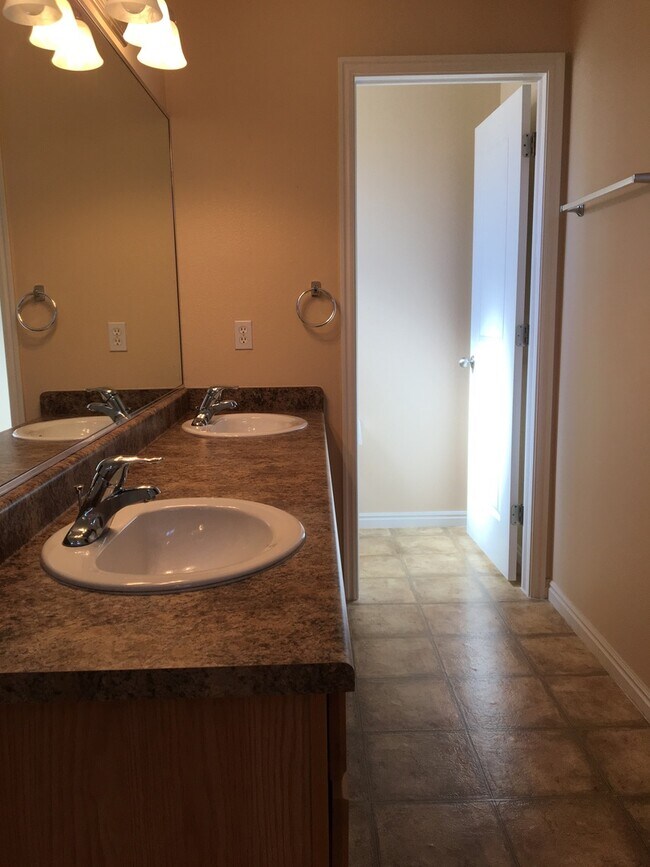 Building Photo - Nice Home in Quiet Community