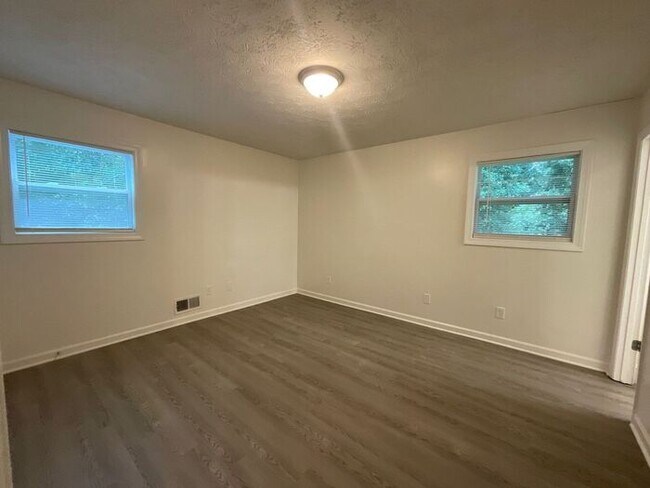 Building Photo - 545 Navarre Dr