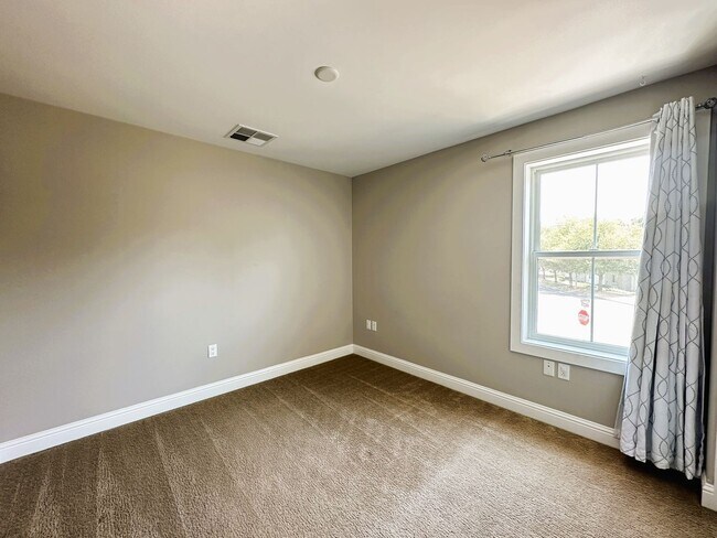Building Photo - 1581 Cali Ln