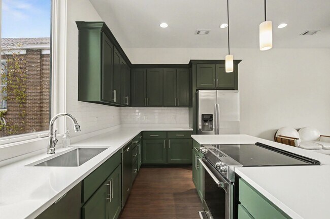Building Photo - Newly Renovated Condominium