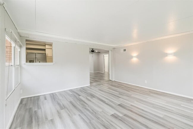 Building Photo - 10221 Mayfield Rd