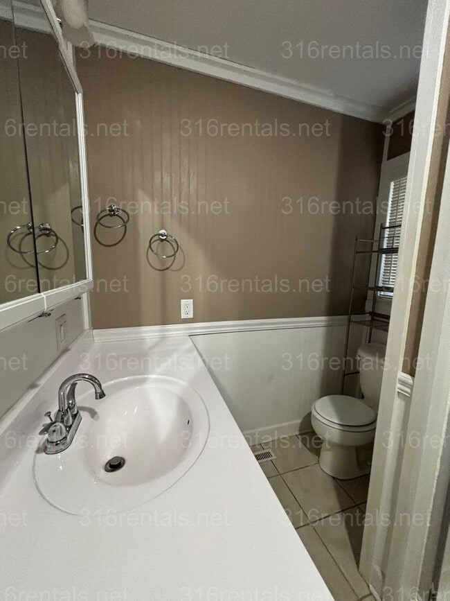 Building Photo - 3 bed 1 1/2 bath house available Now!!